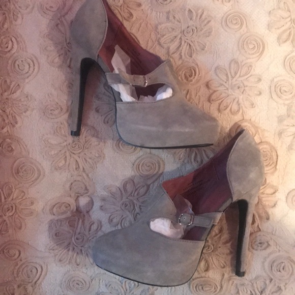 Restricted Shoes - Gray heels size 7